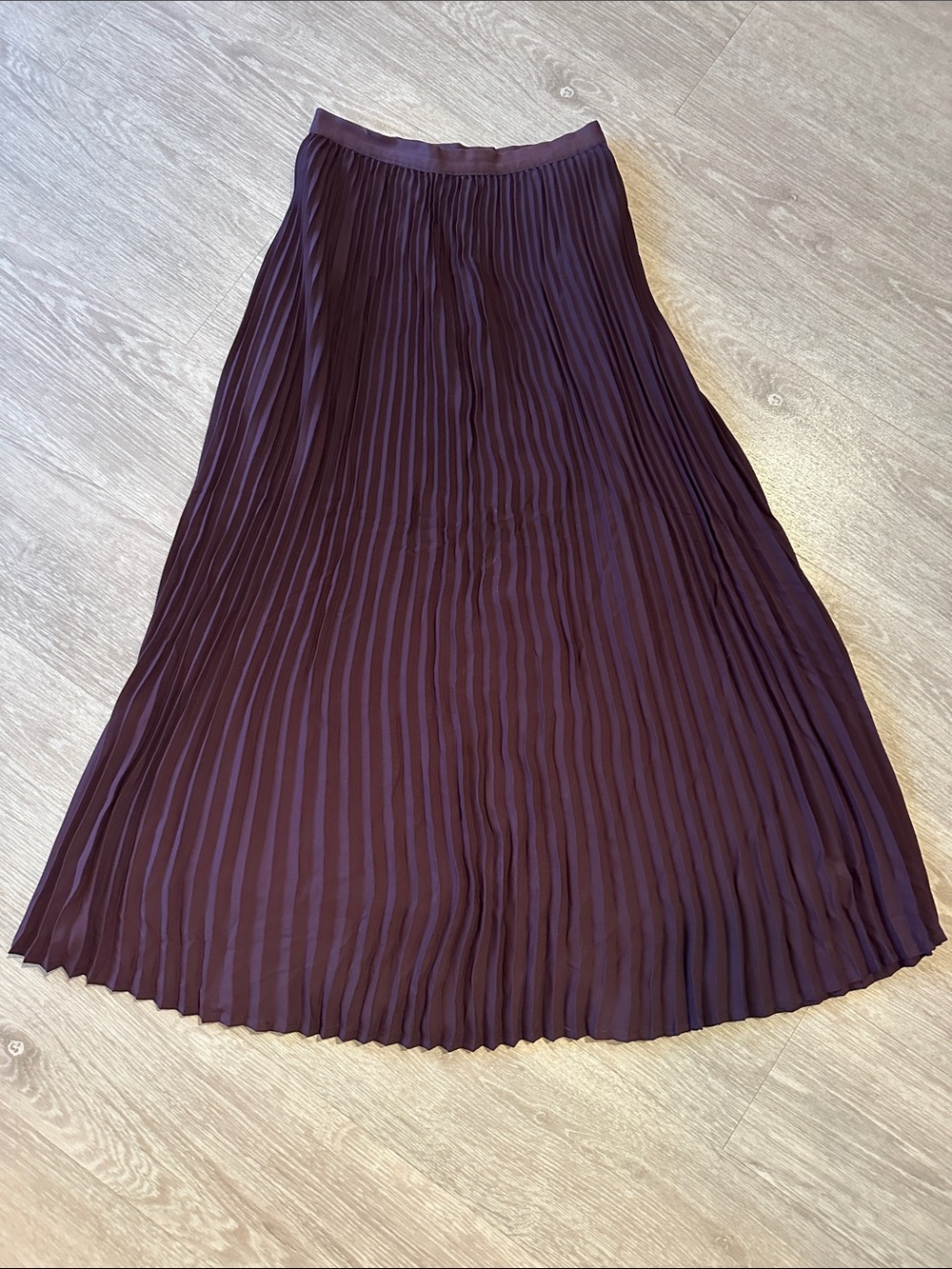Aritzia Babaton Pleated Midi Skirt in Deep Plum. Preowned. XXS